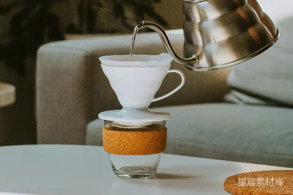 白瓷茶杯置于白瓷盘中