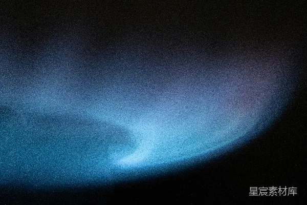 黑色背景上一个模糊的蓝色火焰图像