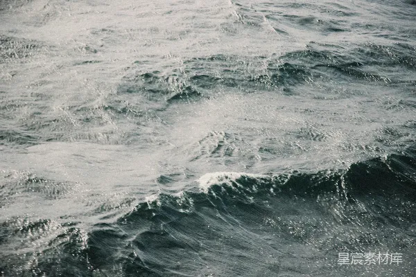 一张黑白的海浪照片