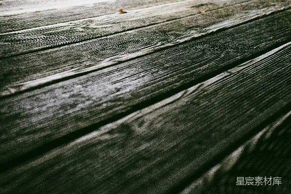 高清摄影 一张模糊背景下的木质长椅的特写照片。
