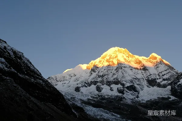 山雪覆盖，背景蓝天。