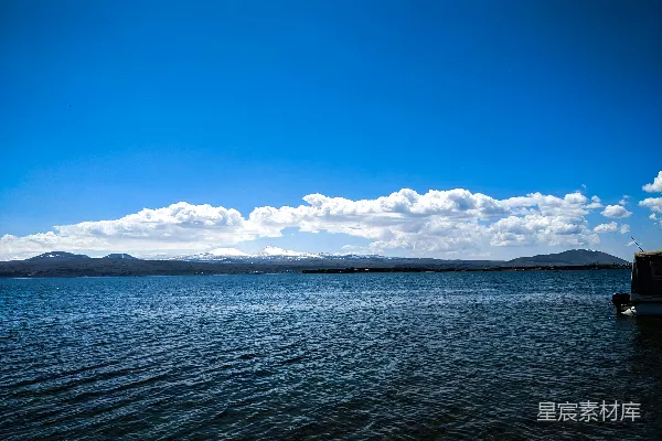 漂浮在一大片水体上的小船