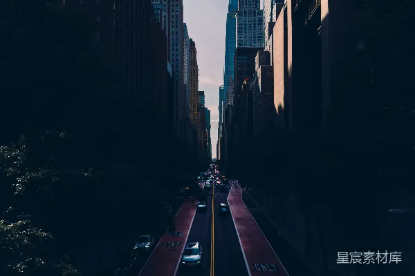 背景中有高大建筑物的城市街道