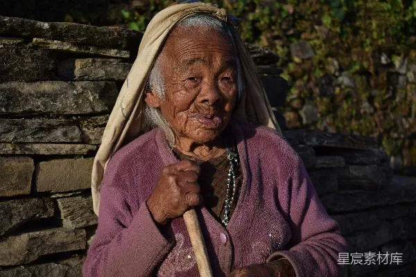 手持棕色棍子的女人