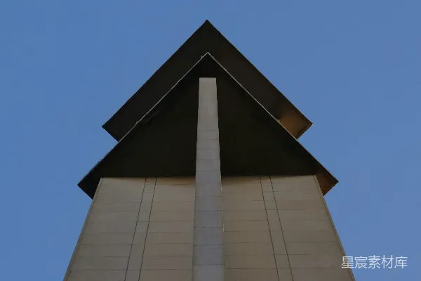 高楼大厦的顶部背景是天空。