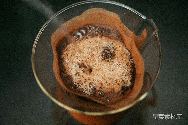 清空一杯棕色液体的酒杯