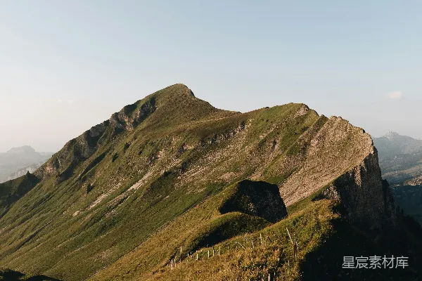绿色草地山景