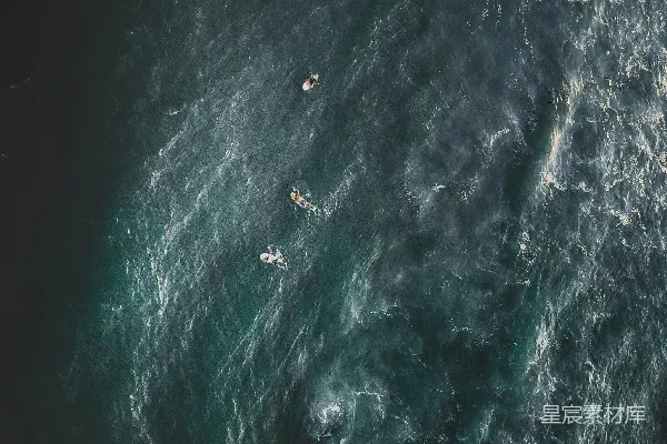 一群人在大水面的冲浪板上骑乘