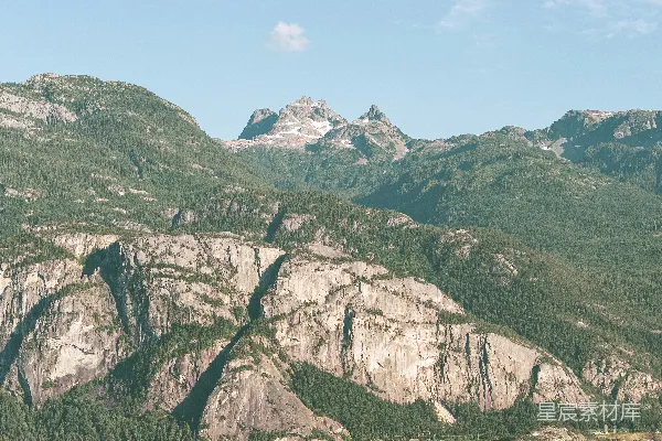 山脚下有一座大山。