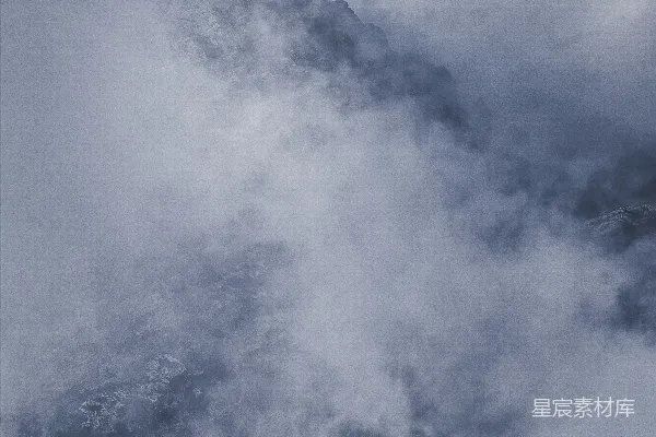 天空中一座被云层覆盖的巨大山脉