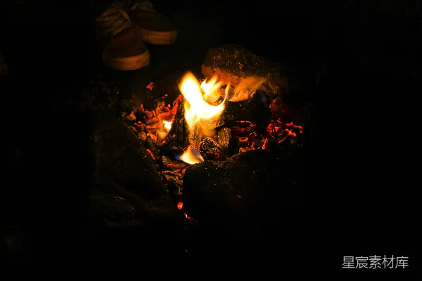 夜間火盆中著火