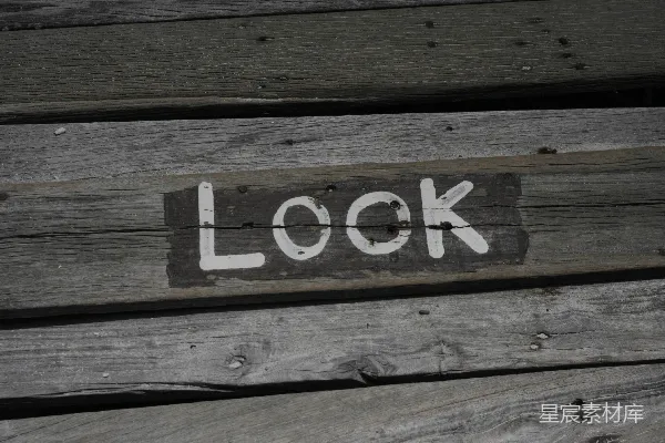 高清摄影 一个上面写着“look”的木牌。