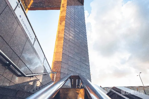 灰阶楼梯的建筑照片