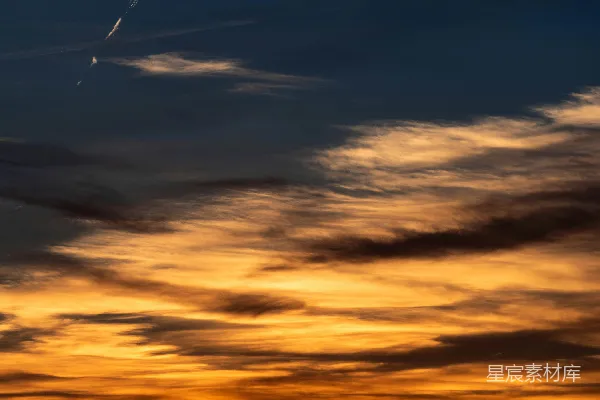 绚烂的夕阳色彩填满了天空。