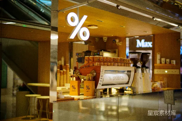 一家以阿拉比卡咖啡为主题的咖啡店内吧台配意式咖啡机。