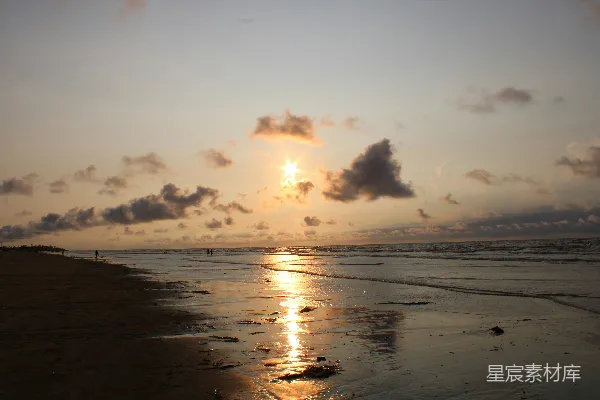 海滩上的太阳正在落下海里。