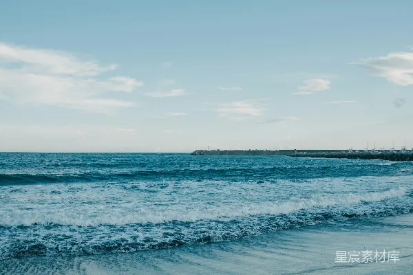 一片碧海中波浪朝岸涌来