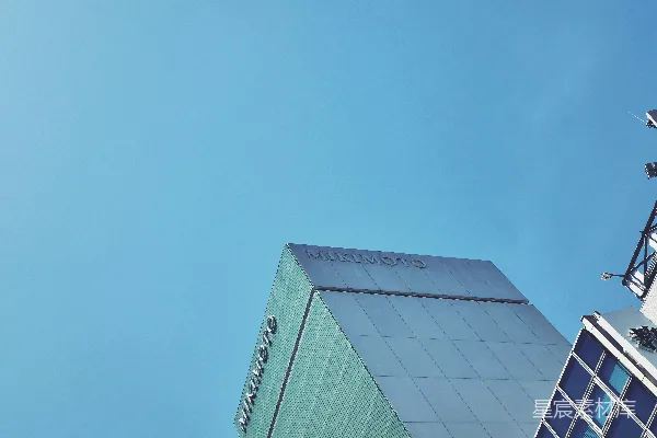 现代建筑在蓝天白云下有着蓝色的窗户。