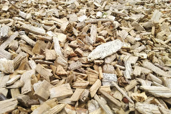 高清摄影 一堆木屑放在木制地板上。