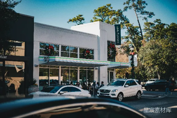 高清摄影 一座建筑物前面停着几辆车。