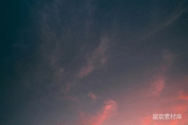 红色和蓝色的天空中点缀着几朵云