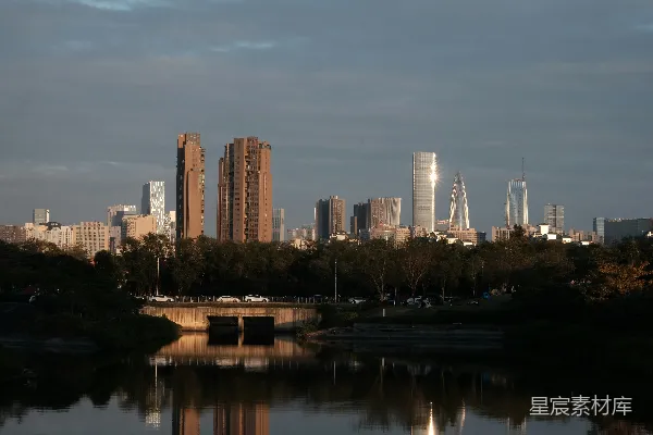 城市天际线，高楼大厦倒映在水面上。