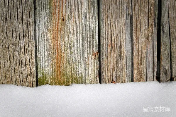 高清摄影 雪覆盖的地面和棕色的木栅栏