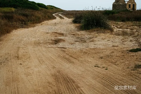 远处一条土路。