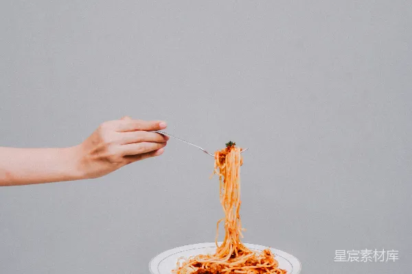 手持白色陶瓷盘的人端着食物
