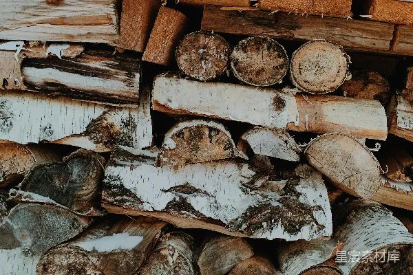 高清摄影 一堆木柴叠在上面。
