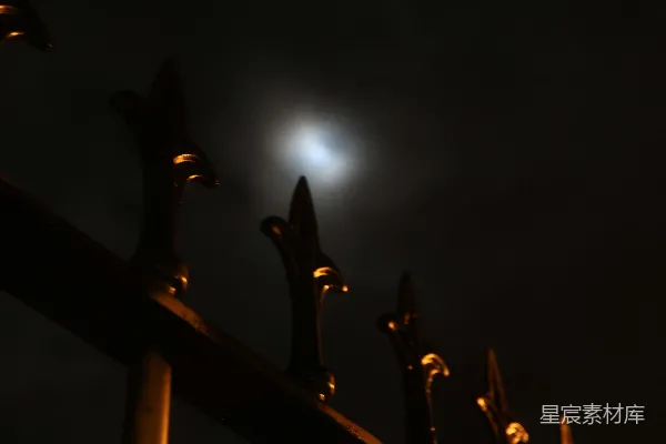 一轮明月高悬在黑暗的天空中。