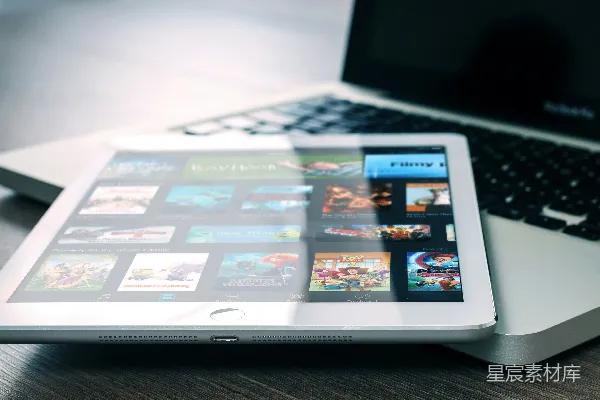 银色iPad放在MacBook Pro上面
