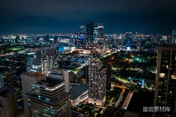 璀璨的城市夜景中高楼大厦灯火辉煌。