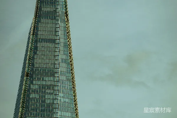 一座非常高大的建筑物，里面有一座非常高塔。