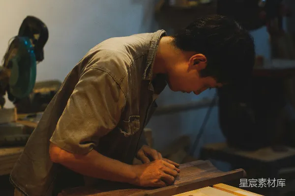 高清摄影 男人在车间打磨木板。