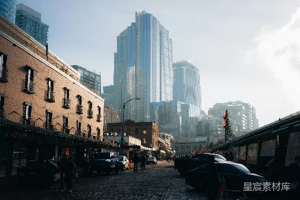 街头场景：旧建筑与现代摩天大楼共存