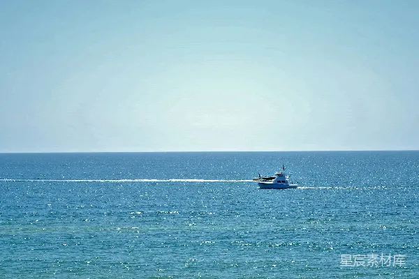 海洋上的白色小船