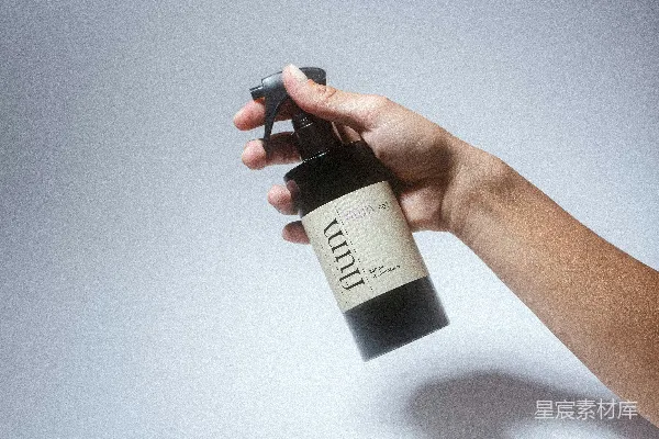 一只手拿着一个小黑色装置