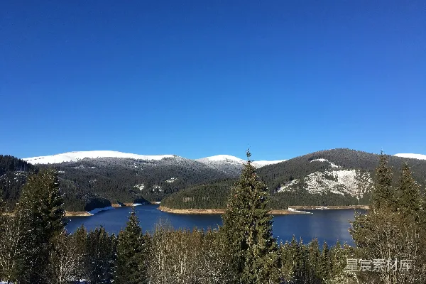 山下绿树环绕，蓝天映衬下的白天景色