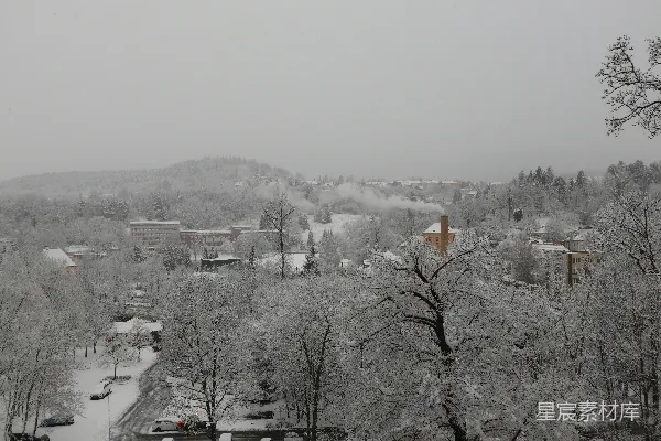 背景有山的城镇的一处雪景