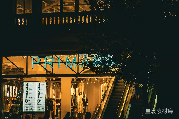 夜幕下的Primark商店，窗明几净。