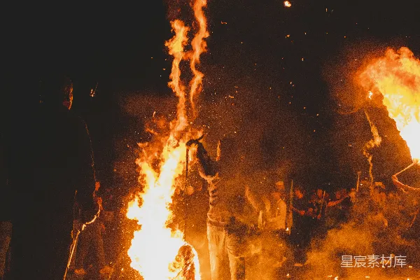 一群人在篝火旁站立着。