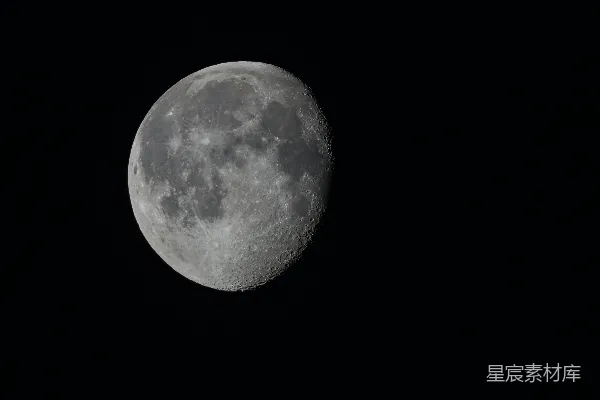 满月在黑暗的夜空