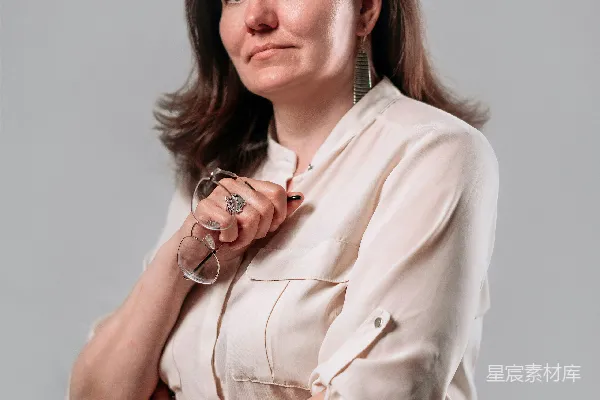 白色上衣的女人正在摆姿势拍照。