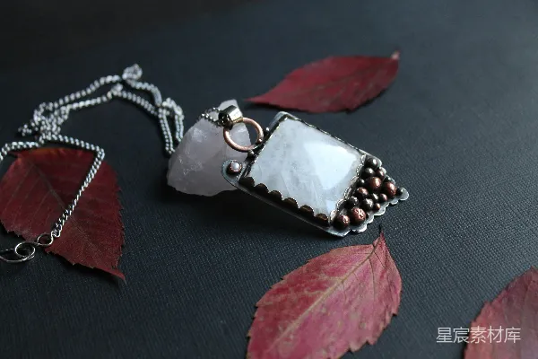 一条镶嵌银饰坠的黑色项链