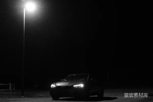 夜晚汽车停在一条街灯下的车里。