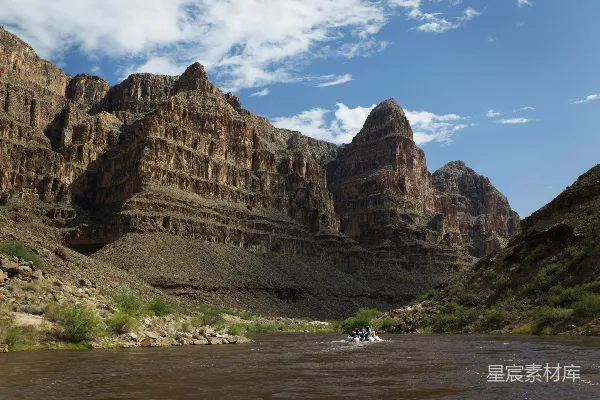 在一条蜿蜒的峡谷中进行 rafting 活动