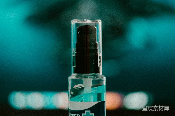 黑白标签瓶的聚焦式摄影