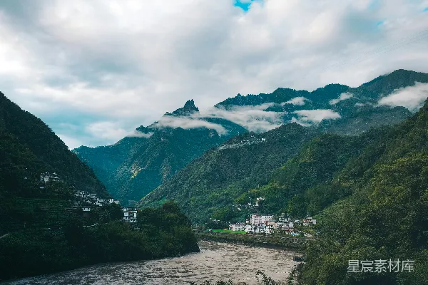 河流穿过一片绿意盎然的山谷。