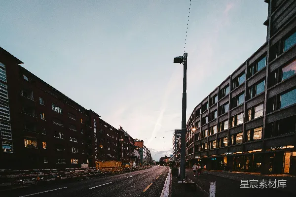 一条有建筑物和街灯的城市街道